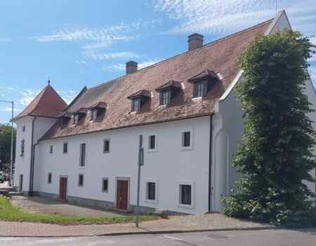 Kiadó üzlethelyiségek a Szent Flórián Szolgáltatóházban!  3000Ft/m2+Áfa