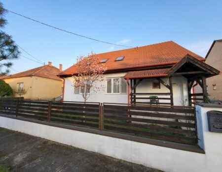 Hegyeshalomban nagy méretű családi ház eladó!  67.900.000 Ft